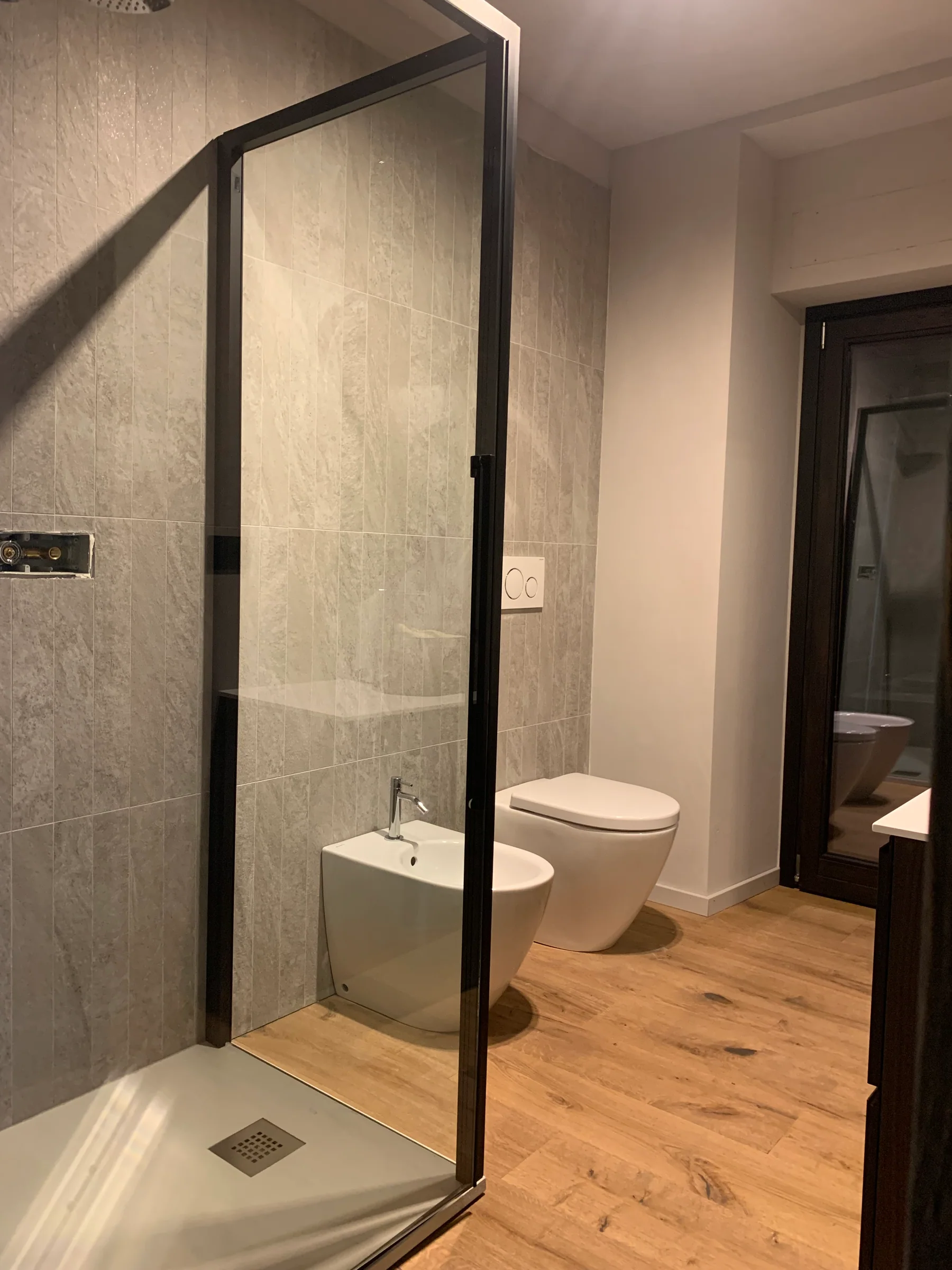 Bagno con doccia vetrata — Limone