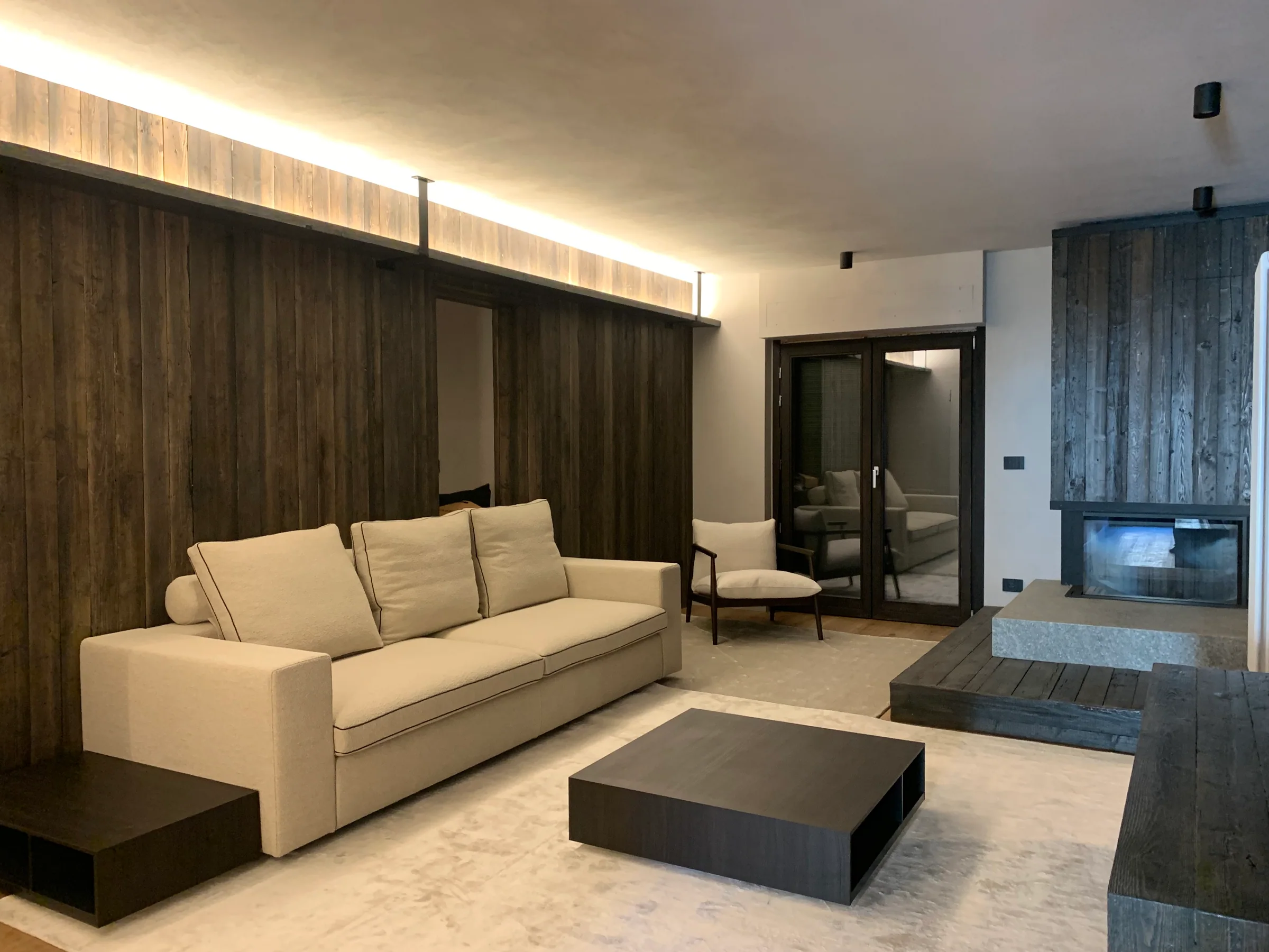 Living con boiserie scura — Limone
