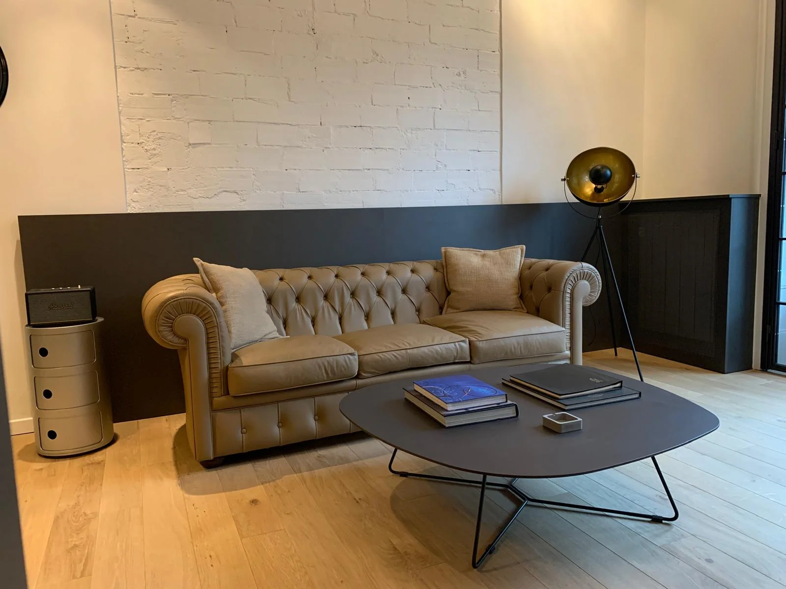 Divano capitonné nel living — Milano