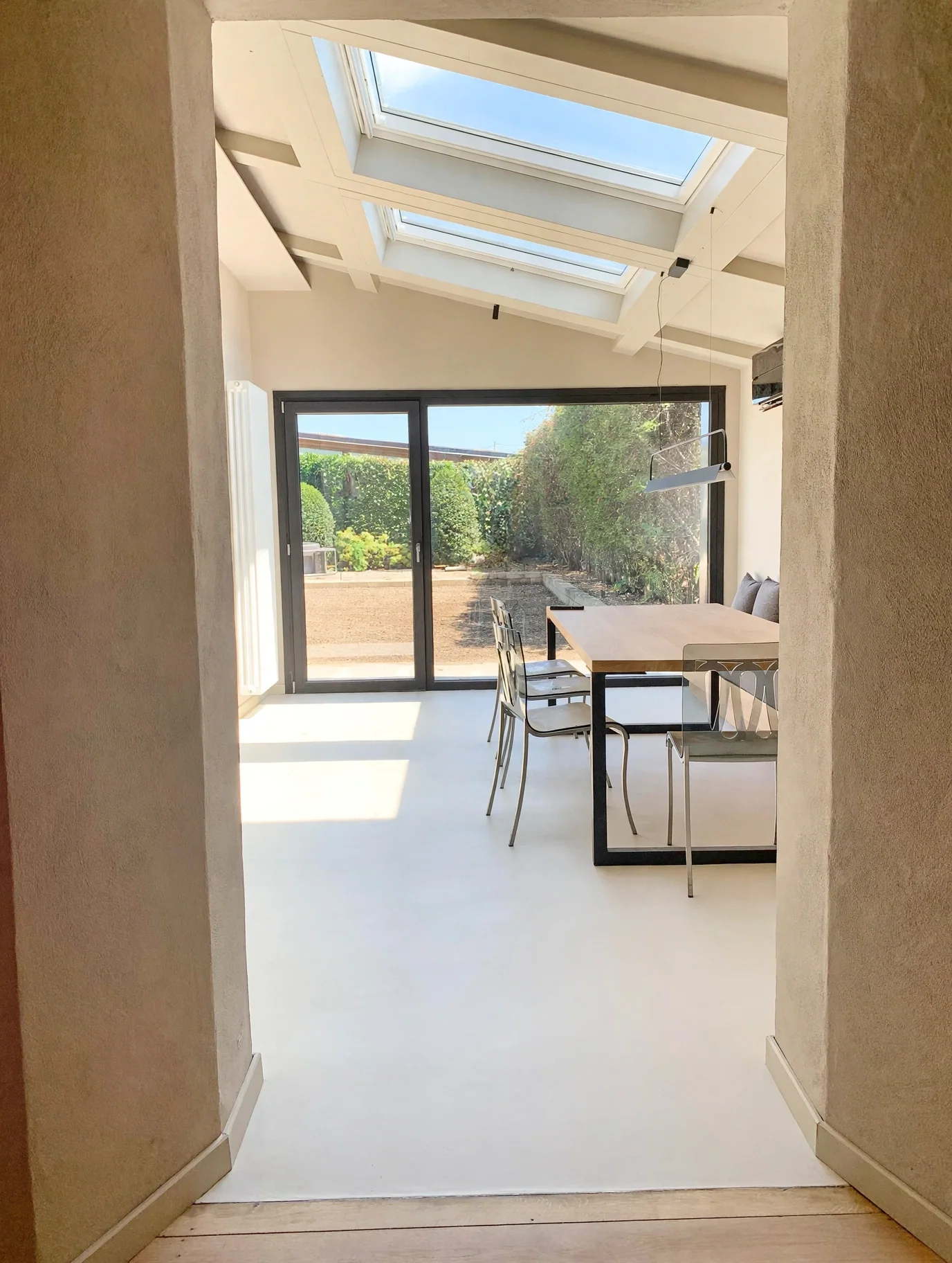 Zona pranzo illuminata dall’alto — Ruata Eandi