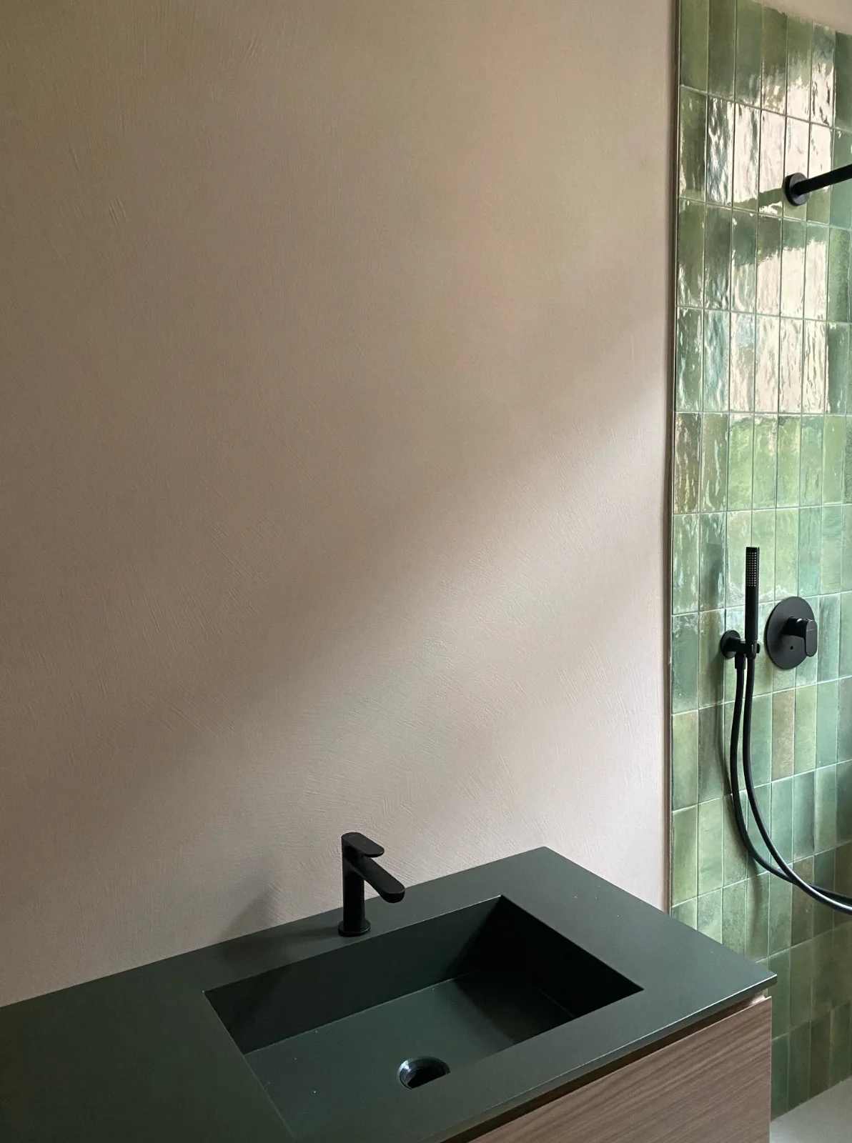 Lavabo verde e rubinetteria scura — Saluzzo