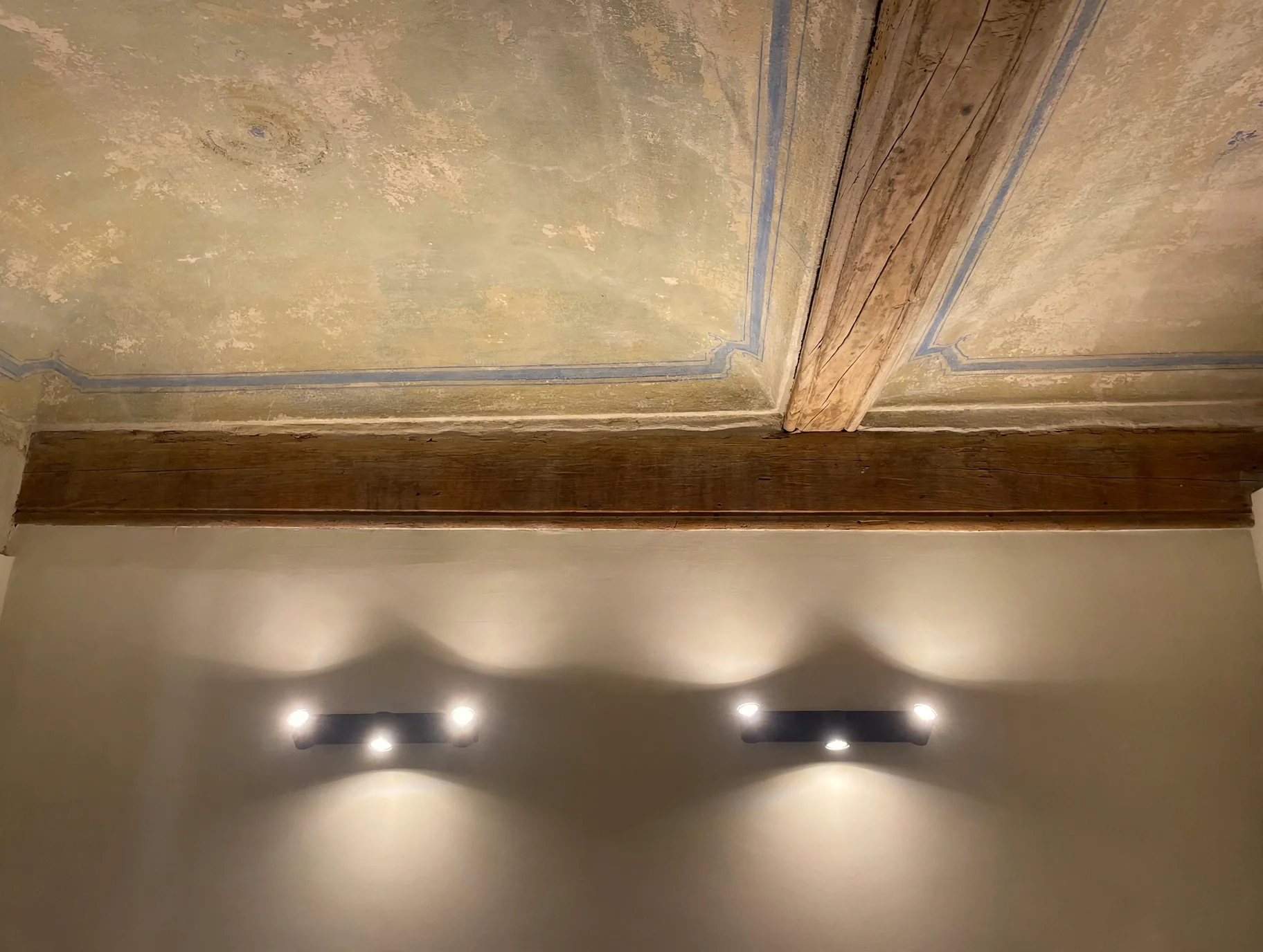 Soffitto decorato e illuminazione — Saluzzo