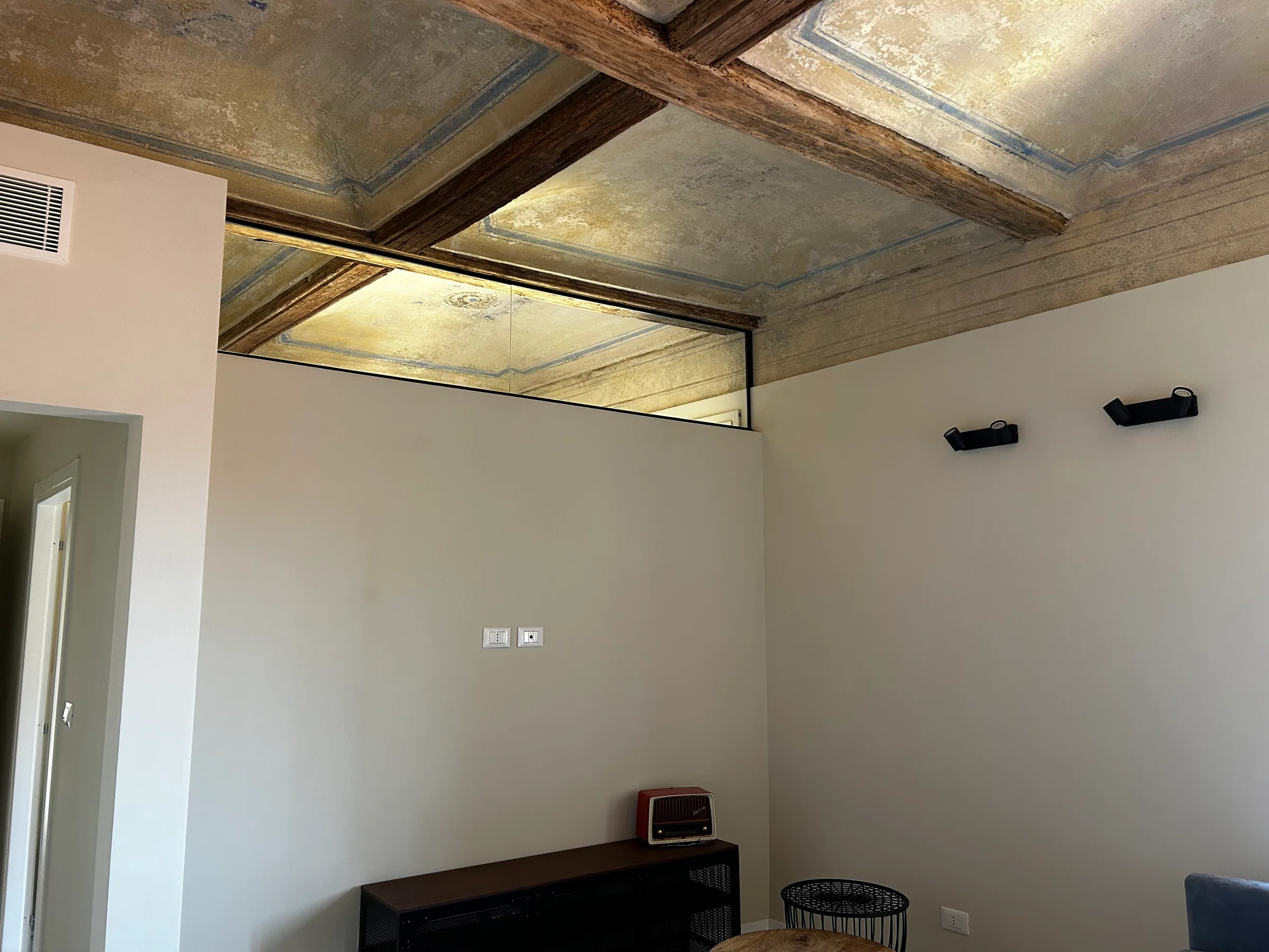 Living con soffitto decorato — Saluzzo