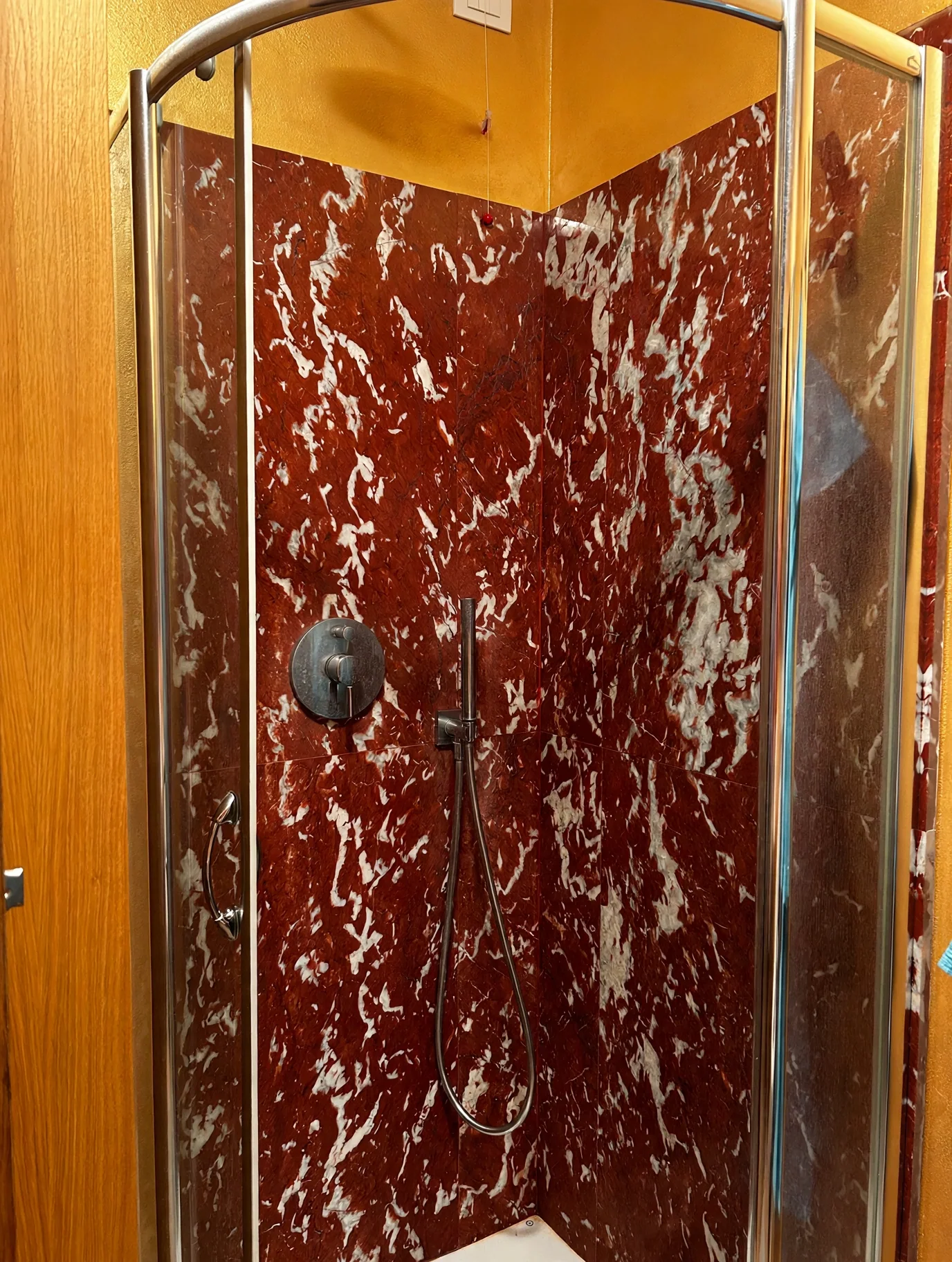 Doccia con rivestimento rosso — Sestriere