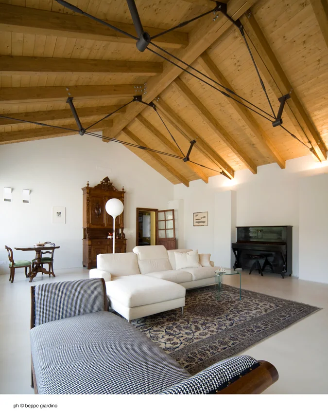 Living con travi a vista — Disegno di interni