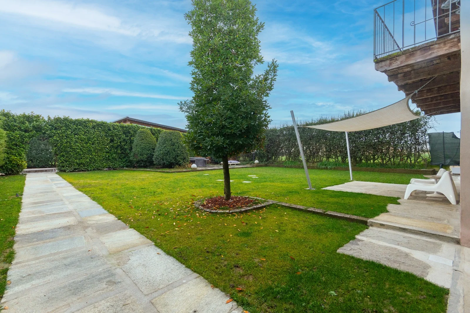 Giardino con percorsi e vegetazione